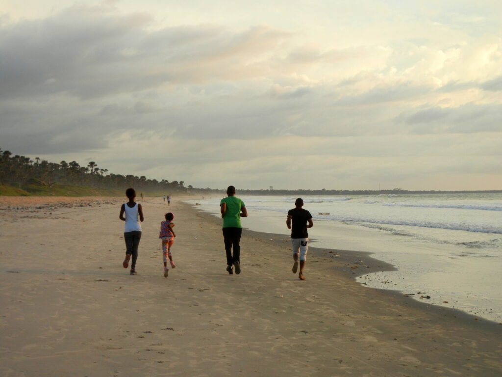 Una familia haciendo deporte en la playa