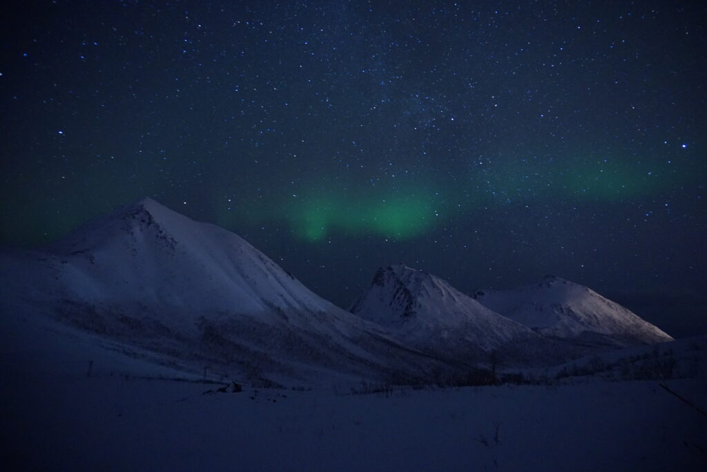 Auroras boreales sobre la montaña